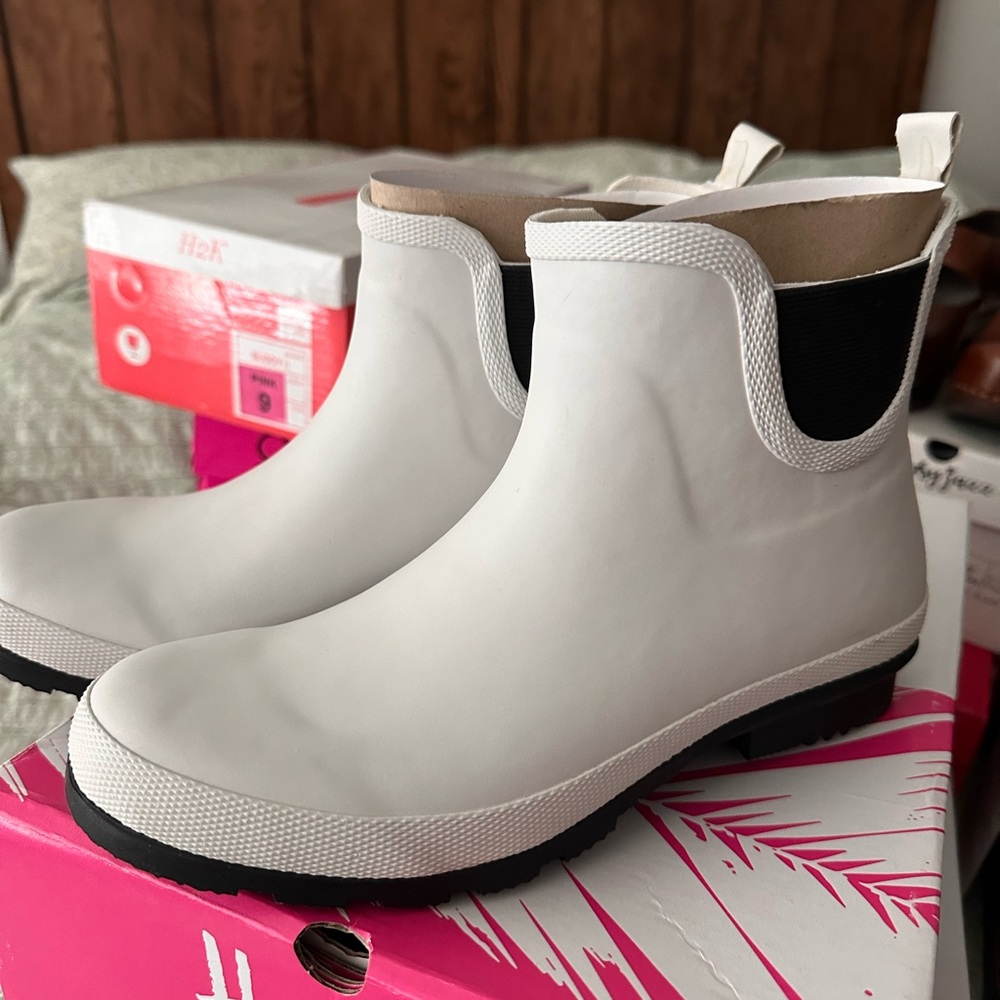 Hey Girl! Rain boots. Size 9, never worn. Super cute but just didn’t fit.
